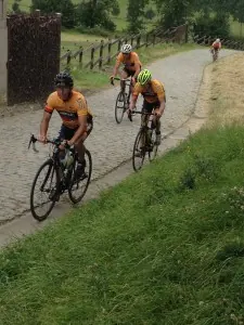 Eric met Didier in het gootje van de Patersberg. Freddy laveerde op de kasseien.