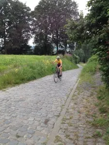 Andy wou een wheelie proberen op de Koppenberg maar tevergeefs.